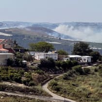  El humo ondea sobre el norte de Israel tras el lanzamiento de cohetes desde el Líbano, en medio de las hostilidades transfronterizas en curso entre Hezbolá y las fuerzas israelíes, junto a la frontera de Israel con el Líbano, 17 de mayo de 2024.