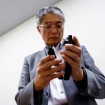  El director del fabricante japonés de equipos de radio Icom Inc, Yoshiki Enomoto, muestra su dispositivo modelo IC-V82 en su sede de Osaka.