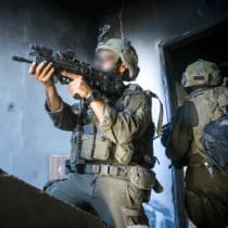  Soldados de las FDI operan en el barrio de Tel Sultan en Rafah, Franja de Gaza.