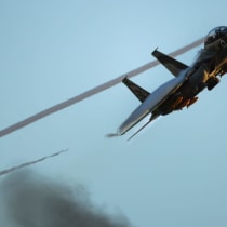  Un caza F-15 vuela durante una ceremonia de graduación de pilotos de la Fuerza Aérea israelí en la base aérea de Hatzerim, en el sur de Israel, el 29 de junio de 2023.