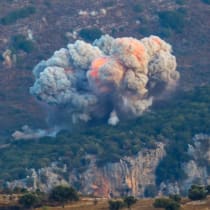  Una nube de humo sale del lugar donde se produjo un ataque aéreo israelí en Marjayoun, cerca de la frontera entre Líbano e Israel, el 23 de septiembre de 2024.