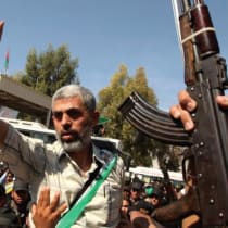  Yahya Sinwar llega al paso fronterizo de Rafah entre Egipto y Gaza el 18 de octubre de 2011, tras ser liberado por Israel como parte de un canje de prisioneros por el soldado secuestrado Gilad Schalit.