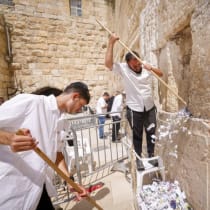  Miles de billetes retirados del Muro Occidental de Jerusalén.
