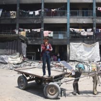  Un joven palestino sobre un carro tirado por un burro en el campo de refugiados de Jabalya, en el norte de Gaza. Quién gobierna Gaza tras la guerra entre Israel y Hamás es una pregunta que pocos pueden responder aún