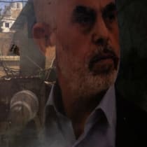  Una mujer se refleja en una ventana con un cartel del recién nombrado líder de Hamás Yahya Sinwar, en Bourj al-Barajneh, un campo de refugiados palestinos en Beirut, Líbano, 8 de agosto de 2024.