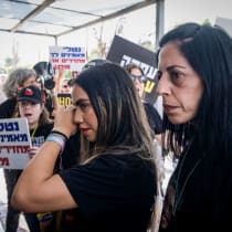  Natali Zangauker (izquierda), hermana del rehén israelí Matan Zangauker, y su madre Einav Zangauker (derecha) llegan a una investigación policial en Tel Aviv, 1 de mayo de 2024.