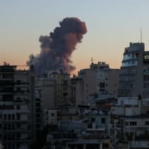  El humo se eleva detrás de los edificios en Beirut, Líbano 27 de septiembre 2024.