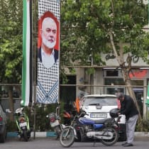  Pancarta del asesinado líder de Hamás Ismail Haniyeh (izq.) cerca de la Plaza de Palestina de Teherán. Al lado: Qasem Soleimani, líder de la Fuerza Quds del Cuerpo de Guardianes de la Revolución Islámica 