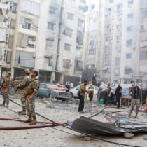  Personas y miembros del ejército inspeccionan el lugar de un ataque israelí en los suburbios del sur de Beirut, Líbano, 20 de septiembre de 2024