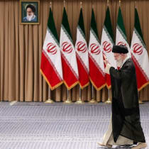  El líder supremo de Irán, el ayatolá Ali Jamenei, saluda antes de votar en las elecciones presidenciales del país, en Teherán, Irán, el 5 de julio de 2024.