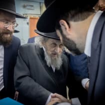  El rabino Dov Lando en un colegio electoral durante las elecciones municipales en Bnei Brak. 
