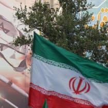  Una valla publicitaria anti-israelí se ve junto a la bandera iraní durante una celebración tras el ataque del IRGC a Israel, en Teherán, Irán, 15 de abril de 2024. 