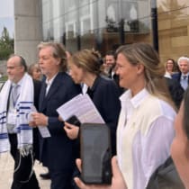  Paul McCartney visto con su esposa asistiendo a los servicios de oración de Yom Kippur en la sinagoga de Chile el sábado 12 de octubre de 2024.