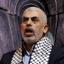 Imagen ilustrativa del dirigente de Hamás Yahya Sinwar delante de un túnel de Hamás en la Franja de Gaza.