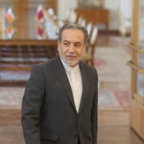  El ministro de Asuntos Exteriores de Irán, Abbas Araghchi, observa antes de una reunión con el primer ministro y ministro de Asuntos Exteriores de Qatar, Sheikh Mohammed bin Abdulrahman Al Thani, en Teherán, Irán, 26 de agosto de 2024.