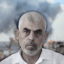  El dirigente de Hamás Yahya Sinwar visto sobre una foto de una explosión en la Franja de Gaza (ilustrativo)