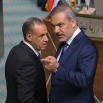  El ministro de Asuntos Exteriores de Egipto, Badr Abdelatty (izq.), y su homólogo turco, Hakan Fidan, conversan
