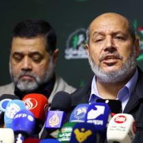  Funcionarios de Hamás, Khalil Al-Hayya y Osama Hamdan, asisten a una rueda de prensa en Beirut, Líbano, 21 de noviembre de 2023.