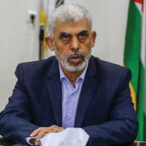  El jefe de HAMAS en GAZA, Yahya Sinwar, sentado en su despacho de la ciudad de Gaza, en 2022. Mientras que la mayoría de los expertos creen que Sinwar es un psicópata irracional, otros lo consideran un psicópata que, en última instancia, toma decisiones racionales, afirma el escritor.