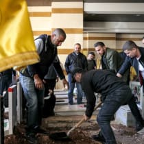  Dolientes entierran el cuerpo del cámara de Al-Mayadeen TV, Ghassan Najjar, muerto el día anterior por bombardeos israelíes, en un cementerio de Hezbolá en los suburbios del sur de Beirut, el 26 de octubre de 2024.