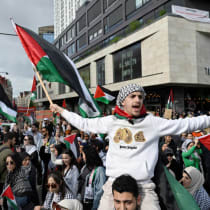  Manifestantes sostienen banderas palestinas durante la manifestación "Stop Israel", contra la participación de Israel en el Festival de Eurovisión debido a su actual ofensiva en Gaza contra Hamás, en Malmo, Suecia, el 11 de mayo de 2024