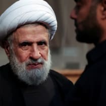  El jeque Naim Qassem acepta las condolencias por la muerte del alto comandante de Hezbolá Fuad Shukr, que murió el martes en un ataque israelí, en los suburbios del sur de Beirut, Líbano 2 de agosto 2024. 