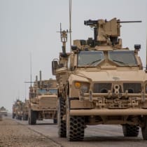  Un convoy de la coalición internacional liderada por Estados Unidos contra el Estado Islámico de Irak y el Levante (ISIL) se detiene para probar el fuego de sus ametralladoras M2 y lanzagranadas MK19 en el valle del río Éufrates Medio en la provincia de Deir ez-Zor, Siria, 22 de noviembre de 2018.U