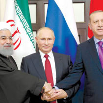  El PRESIDENTE HASSAN ROUHANI de Irán (izquierda) se da la mano con el Presidente ruso Vladimir Putin (centro) y el Presidente turco Tayyip Erdogan en Sochi, Rusia.