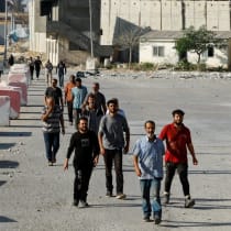  Trabajadores palestinos, que se encontraban en Israel durante el ataque de Hamás del 7 de octubre, llegan a la frontera de Rafah tras ser devueltos por Israel a la franja, en el sur de la Franja de Gaza, el 3 de noviembre de 2023.