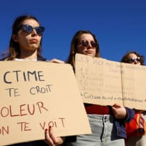  Una mujer sostiene una pancarta en la que se lee: "Víctima te creemos violador te vemos", durante una marcha silenciosa para apoyar a Gisele Pelicot, presuntamente drogada y violada por hombres solicitados por su marido Dominique Pelicot en su casa, y a otras mujeres víctimas de la violencia