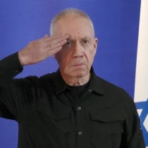 El ministro de Defensa, Yoav Gallant, saluda a los soldados de las FDI tras ser destituido de su cargo por el primer ministro Benjamin Netanyahu el 5 de noviembre de 2024.