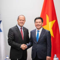 El ministro israelí de Economía e Industria, Nir Barkat, estrecha la mano de su homólogo vietnamita, Nguyễn Hồng Diên.