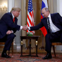  El presidente de Estados Unidos, Donald Trump, y el presidente de Rusia, Vladímir Putin, se dan la mano mientras se reúnen en Helsinki, Finlandia, el 16 de julio de 2018