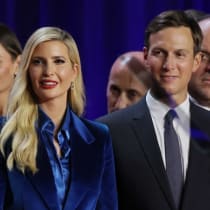  Jared Kushner y su esposa Ivanka miran mientras el candidato presidencial republicano y expresidente de Estados Unidos Donald Trump se dirige a sus seguidores en su mitin, en el Centro de Convenciones del Condado de Palm Beach en West Palm Beach, Florida, Estados Unidos, el 6 de noviembre de 2024. 