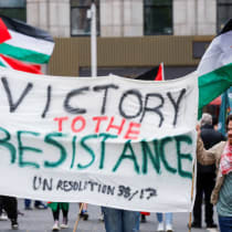  Varias personas sostienen una pancarta y banderas durante una manifestación en solidaridad con Hamás en Gaza, antes del aniversario del ataque del 7 de octubre, en medio del conflicto entre Israel y Hamás, en Dublín, Irlanda, el 5 de octubre de 2024.