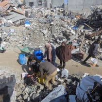  Palestinos se reúnen para recoger agua de una casa en el campo de refugiados de Jabaliya, en el norte de la Franja de Gaza. 7 de febrero de 2024