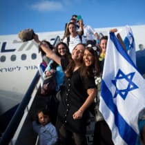  Nuevos inmigrantes de EE.UU. y Canadá llegan en un "Vuelo Aliyah 2016" especial en nombre de la organización Nefesh B'Nefesh, en el aeropuerto Ben Gurion en el centro de Israel el 17 de agosto de 2016.