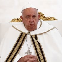  El Papa Francisco observa, en la misa de apertura del Sínodo de los Obispos en la plaza de San Pedro del Vaticano, el 2 de octubre de 2024. 