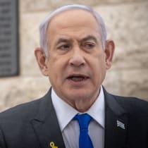  El primer ministro israelí Benjamin Netanyahu asiste a una ceremonia estatal en memoria de las víctimas del terrorismo, en el cementerio militar del Monte Herzl en Jerusalén, el 13 de mayo de 2024 