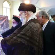  El Líder Supremo de Irán, Ayatolá Alí Jamenei, visita las centrifugadoras iraníes en Teherán, a principios de este año.