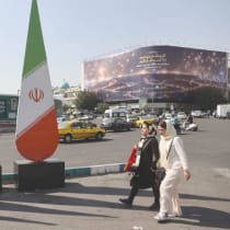  LAS BANDERAS (desde la derecha) de Irán, Hezbolá y Líbano se exhiben en Teherán. El pueblo libanés no debe permitir que Irán construya una media luna chií desde Teherán hasta el mar Mediterráneo; debe dejar de sufrir por Hezbolá, exhorta el escritor.