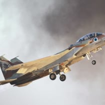  LOS PILOTOS -que se juegan la vida para que nosotros, la mayoría, podamos dormir tranquilos por las noches- sienten que el país con el que han comprometido sus vidas está cambiando.