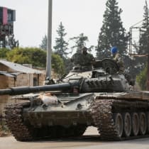  Rebeldes liderados por el grupo militante islamista Hayat Tahrir al-Sham conducen un vehículo militar en al-Rashideen, provincia de Alepo, Siria 29 de noviembre 2024. 