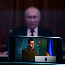 El presidente ucraniano, Volodymyr Zelensky, en una pantalla, mientras el presidente ruso, Vladimir Putin, observa (ilustrativo)