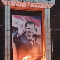  Arde un cartel de Assad en Siria
