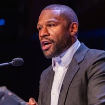  "Te apoyo al 100%", dice la leyenda del boxeo Floyd Mayweather en la gala anual Belev Echad en Nueva York, el 25 de noviembre de 2024.