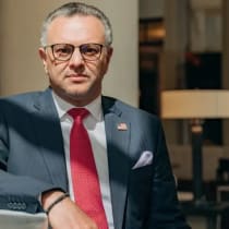 El doctor Massad Boulos, suegro de Tiffany Trump, se sienta para un retrato en el Hotel Wall Street, Nueva York, el 4 de septiembre de 2024.