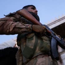  Un combatiente rebelde sostiene su arma frente a la Mezquita Omeya, después de que los rebeldes tomaran la capital y derrocaran al presidente sirio Bashar al Assad, en Damasco, Siria, 9 de diciembre de 2024.