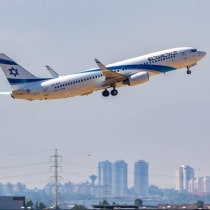  Un vuelo de El Al despega en el aeropuerto internacional Ben Gurion, a las afueras de Tel Aviv, el 25 de agosto de 2024.