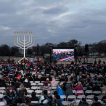  La Menorah Nacional de pie durante el inicio de Hanukkah, durante una ceremonia en la Elipse cerca de la Casa Blanca el día de Navidad en Washington, EE.UU., 25 de diciembre 2024.